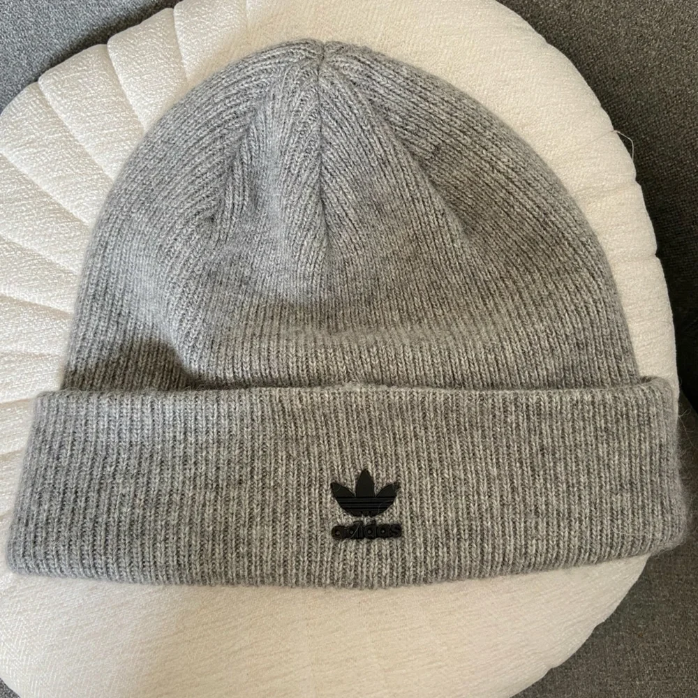 Adidas Originals Metal Badge Beanie - Picture 1 of 5